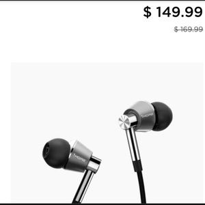 Ear headphones New never been opened